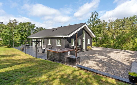 Adela - 1Km from the Sea: Dach, Haus, Grundstueck, Zuhause, Hütte, Estate, Gartenbauten, Schatten, Blockhaus, Landscaping