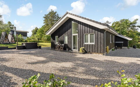Adela - 1Km from the Sea: Dach, Haus, Grundstueck, Zuhause, Hütte, Estate, Gartenbauten, Schatten, Blockhaus, Landscaping