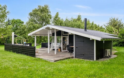 Morten - 500M from the Sea: Dachdecken, Hütte, Haus, Dach, Zuhause, Bauernhaus, Hütte, Estate, Dorf