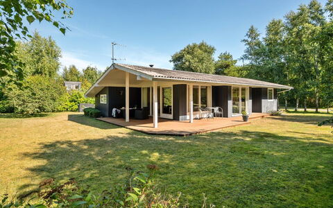 Gardis - 100M from the Sea: Dach, Haus, Zuhause, Hütte, Abstellgleis, Estate, Auffahrt, Gartenbauten, Garten, Schuppen