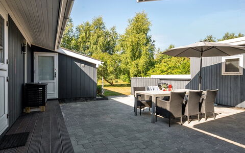 Gardis - 100M from the Sea: Dach, Haus, Zuhause, Hütte, Abstellgleis, Estate, Auffahrt, Gartenbauten, Garten, Schuppen
