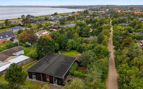 Ylvi - 250M from the Sea: Wohngebiet, Landschaft, Vogelperspektive, Luftaufnahmen, Vorort, Dach, Haus, Zuhause, Grundstueck, Menschliche Siedlung