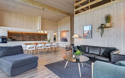 Ylvi - 250M from the Sea: Holz, Interior Design, Decke, Flooring, Wohnzimmer, Couch, Zimmer, Fussboden, Holzboden, Zuhause