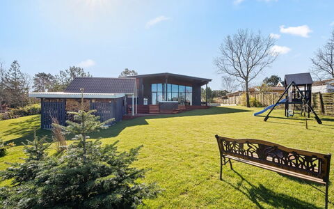 Ylvi - 250M from the Sea: Gras, Strauch, Landschaft, Garten, Grundstueck, Zuhause, Wohngebiet, Einfach, Rasen