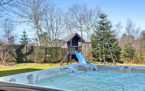 Ylvi - 250M from the Sea: Schwimmbad, Garten, Hinterhof, Schatten, Landscaping, Resort, Eco Hotel, Jacuzzi