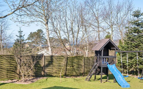 Ylvi - 250M from the Sea: Garten, Rasen, Hinterhof, Garten, Schatten, Landscaping, Zaun, Spielplatz Rutsche, Spielmittel, Park