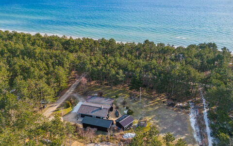 Keyla - 50M from the Sea: Dach, Haus, Zuhause, Hütte, Abstellgleis, Estate, Auffahrt, Gartenbauten, Garten, Schuppen