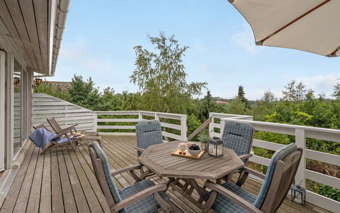 Frauke - 1Km from the Sea: Holz, Zuhause, Veranda, Deck, Hartholz, Dach, Holzbeize, Holzboden, Eco Hotel