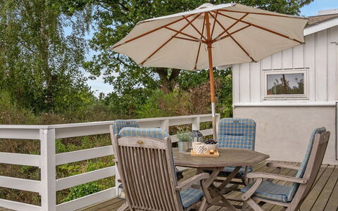 Frauke - 1Km from the Sea: Holz, Zuhause, Veranda, Deck, Hartholz, Dach, Holzbeize, Holzboden, Eco Hotel