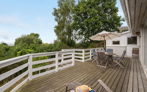 Frauke - 1Km from the Sea: Holz, Zuhause, Veranda, Deck, Hartholz, Dach, Holzbeize, Holzboden, Eco Hotel