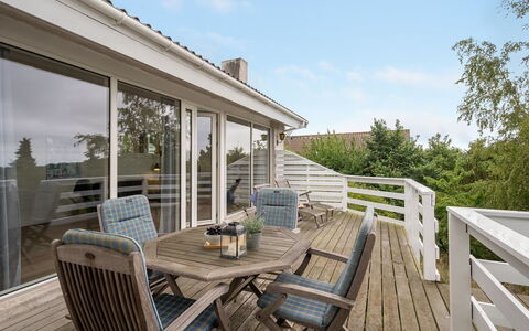 Frauke - 1Km from the Sea: Holz, Zuhause, Veranda, Deck, Hartholz, Dach, Holzbeize, Holzboden, Eco Hotel