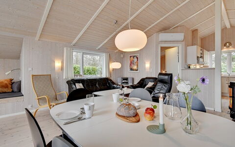 Sitka - 250M from the Sea: Dach, Haus, Zuhause, Hütte, Abstellgleis, Estate, Auffahrt, Gartenbauten, Garten, Schuppen