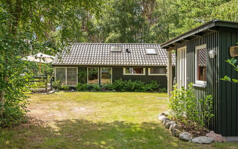 Herlek - 200M from the Sea: Dach, Haus, Zuhause, Hütte, Abstellgleis, Estate, Auffahrt, Gartenbauten, Garten, Schuppen