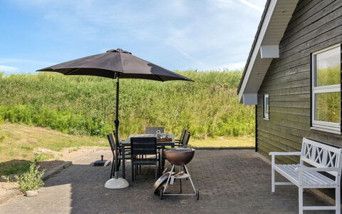 Bitha - 400M from the Sea: Dach, Haus, Grundstueck, Zuhause, Hütte, Estate, Gartenbauten, Schatten, Blockhaus, Landscaping