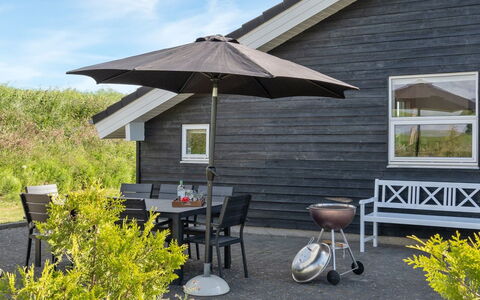 Bitha - 400M from the Sea: Dach, Haus, Grundstueck, Zuhause, Hütte, Estate, Gartenbauten, Schatten, Blockhaus, Landscaping