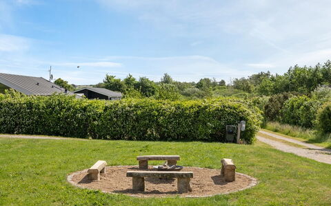 Bitha - 400M from the Sea: Dach, Haus, Grundstueck, Zuhause, Hütte, Estate, Gartenbauten, Schatten, Blockhaus, Landscaping