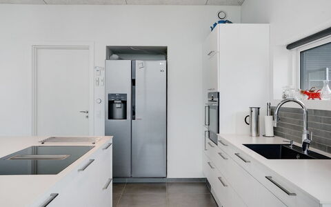 Anniina - 200M from the Sea: Küche, Countertop, Küchengerät, Flooring, Major Appliance, Cabinetry, Interior Design, Holz, Fussboden, Möbel