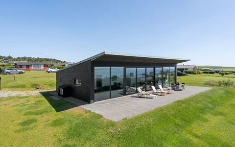 Anniina - 200M from the Sea: Himmel, Grundstueck, Schuppen