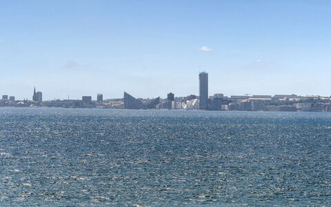 Anniina - 200M from the Sea: Blau, Wasservorräte, Daytime, Gewässer, Horizont, Stadt, Wolkenkratzer, Wasserweg, Meer