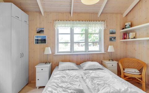 Nela - 300M from the Sea: Bett, Schlafzimmer, Möbel, Interior Design, Holz, Decke, Fussboden, Bedding, Bettdecke, Zuhause