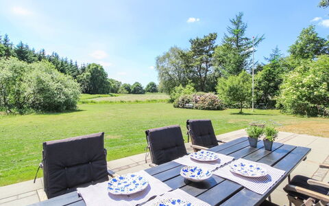 Rufina - 850M from the Sea: Strauch, Garten, Grundstueck, Schatten, Rasen, Landscaping, Tisch Im Freien, Gartenmöbel, Stuhl, Garten