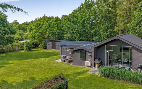 Sunja - 450M from the Sea: Blau, Strauch, Hütte, Ground, Garten, Estate, Schatten, Landscaping, Bauernhaus, Eco Hotel
