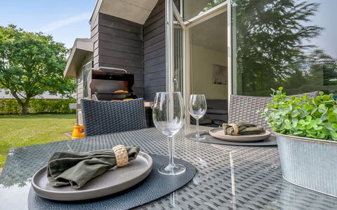 Sunja - 450M from the Sea: Blau, Strauch, Hütte, Ground, Garten, Estate, Schatten, Landscaping, Bauernhaus, Eco Hotel