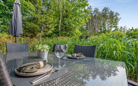 Sunja - 450M from the Sea: Blau, Strauch, Hütte, Ground, Garten, Estate, Schatten, Landscaping, Bauernhaus, Eco Hotel