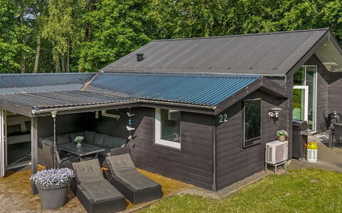 Sunja - 450M from the Sea: Blau, Strauch, Hütte, Ground, Garten, Estate, Schatten, Landscaping, Bauernhaus, Eco Hotel