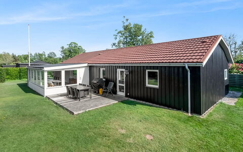 Mainart - 200M from the Sea: Holz, Zuhause, Veranda, Deck, Hartholz, Dach, Holzbeize, Holzboden, Eco Hotel