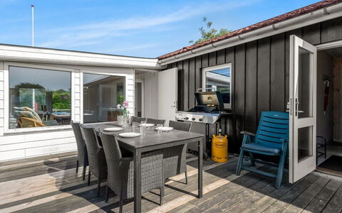 Mainart - 200M from the Sea: Holz, Zuhause, Veranda, Deck, Hartholz, Dach, Holzbeize, Holzboden, Eco Hotel