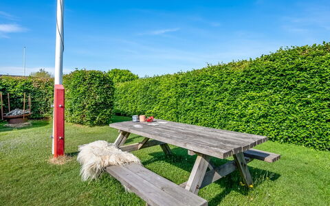 Mainart - 200M from the Sea: Holz, Zuhause, Veranda, Deck, Hartholz, Dach, Holzbeize, Holzboden, Eco Hotel