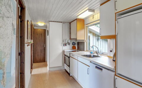 Ludewiga - 350M from the Sea: Holz, Flooring, Interior Design, Decke, Countertop, Küche, Fussboden, Major Appliance, Küchengerät, Cabinetry
