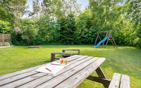 Reika - 1Km from the Sea: Möbel, Außenbank, Tabelle, Grundstueck, Tisch Im Freien, Gartenmöbel, Picknicktisch, Garten, Rasen, Wiese