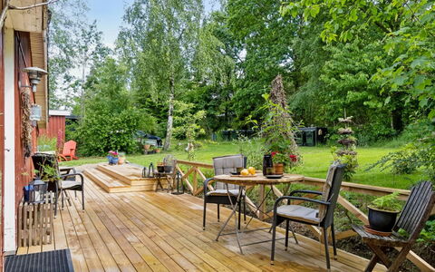 Reika - 1Km from the Sea: Holz, Möbel, Gartenmöbel, Stuhl, Garten, Deck, Blumentopf, Hartholz, Hinterhof