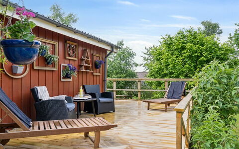 Reika - 1Km from the Sea: Holz, Möbel, Blumentopf, Hartholz, Gartenmöbel, Holzbeize, Veranda, Deck, Holzboden