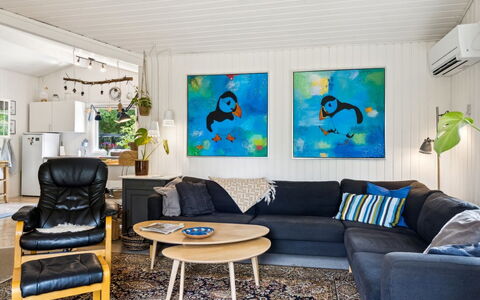 Reika - 1Km from the Sea: Möbel, Couch, Interior Design, Wohnzimmer, Flooring, Fussboden, Zimmer, Bilderrahmen, Zuhause