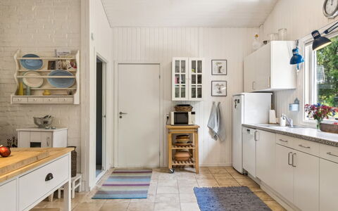 Reika - 1Km from the Sea: Küche, Küchengerät, Major Appliance, Flooring, Interior Design, Holz, Möbel, Countertop, Cabinetry, Fussboden