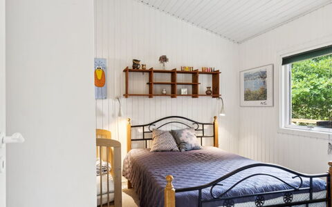 Reika - 1Km from the Sea: Schlafzimmer, Bett, Interior Design, Möbel, Holz, Bedding, Bettdecke, Decke, Fussboden, Flooring