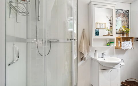 Reika - 1Km from the Sea: Badezimmer, Armatur, Bad Sink, Interior Design, Sinken, Flooring, Fussboden, Badezimmerschrank, Zapfhahn, Installation