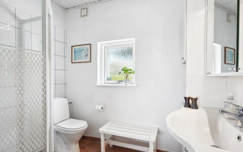 Annabeth - 300M to the Fjord: Flooring, Armatur, Fussboden, Interior Design, Badezimmer, Decke, Toilette, Installation, Sinken, Zimmer