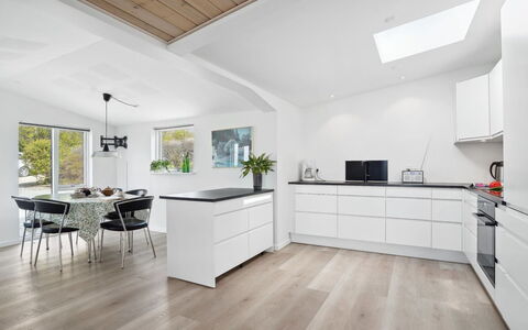 Annabeth - 300M to the Fjord: Flooring, Möbel, Interior Design, Küche, Fussboden, Holzboden, Countertop, Holz, Cabinetry, Decke