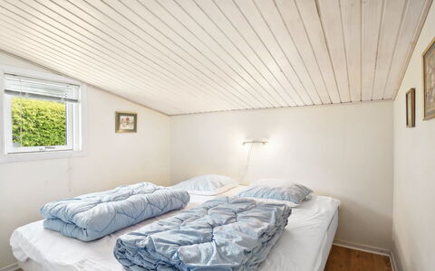 Annabeth - 300M to the Fjord: Holz, Schlafzimmer, Decke, Bett, Fussboden, Interior Design, Flooring, Bettdecke, Bedding, Zuhause