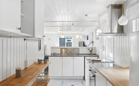 Self - 400M to the Fjord: Küche, Countertop, Interior Design, Holz, Decke, Küchengerät, Flooring, Light Fixture, Cabinetry, Major Appliance