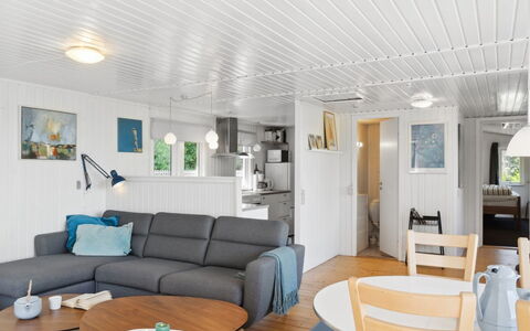 Self - 400M to the Fjord: Holz, Interior Design, Flooring, Decke, Möbel, Fussboden, Wohnzimmer, Zuhause, Couch, Zimmer