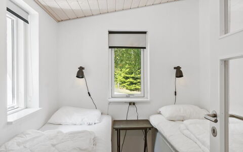 Self - 400M to the Fjord: Wand, Holz, Schlafzimmer, Bett, Decke, Interior Design, Fussboden, Bedding, Bettdecke, Bettrahmen