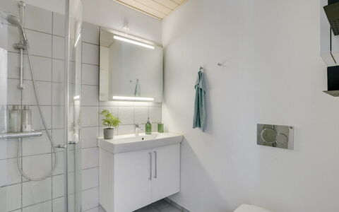 Self - 400M to the Fjord: Interior Design, Flooring, Armatur, Wand, Fussboden, Bad Sink, Badezimmer, Decke, Sinken, Badezimmerschrank