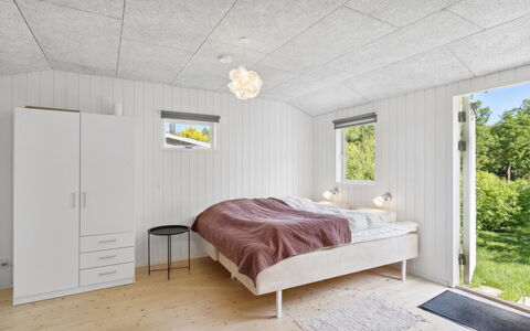 Self - 400M to the Fjord: Decke, Fussboden, Schlafzimmer, Zimmer, Holzboden, Bedding, Light Fixture, Hartholz, Bettdecke, Bettrahmen