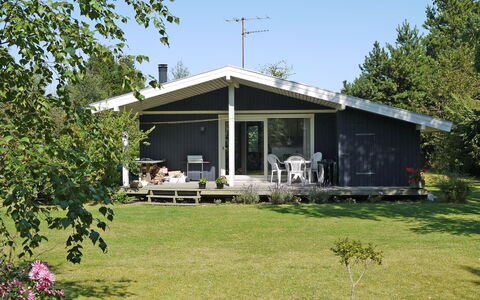 Menard - 400M from the Sea: Blau, Strauch, Hütte, Ground, Garten, Estate, Schatten, Landscaping, Bauernhaus, Eco Hotel