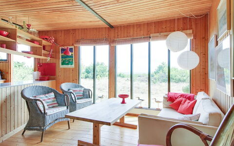 Bryndis - 300M from the Sea: Wohngebiet, Dach, Vorort, Auffahrt, Estate, Kamin